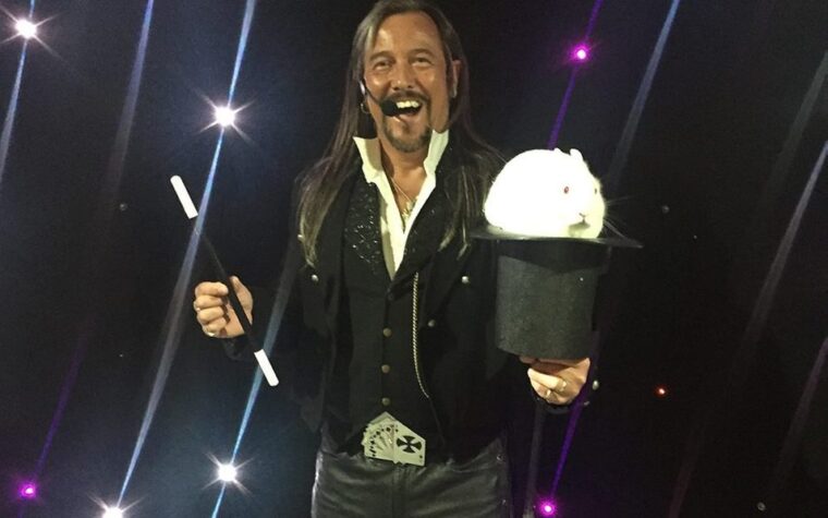 A Family Magic Show with Garry Seagraves