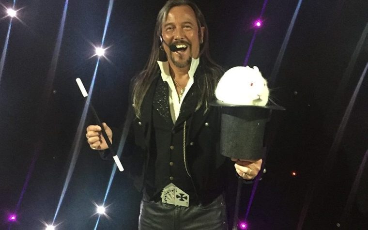 A Family Magic Show with Garry Seagraves